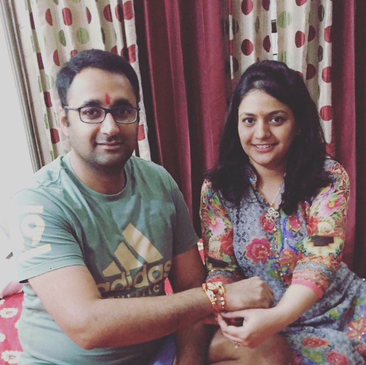 kamalyadav77's tweet image. छोटी बहन डॉ संध्या यादव का जन्मदिन है,ढेरों बधाइयाँ,ढेर सारा प्यार व आशीर्वाद 😊 #HBDSandhya #happybirthdaySandhya #HappyBirthdaySister