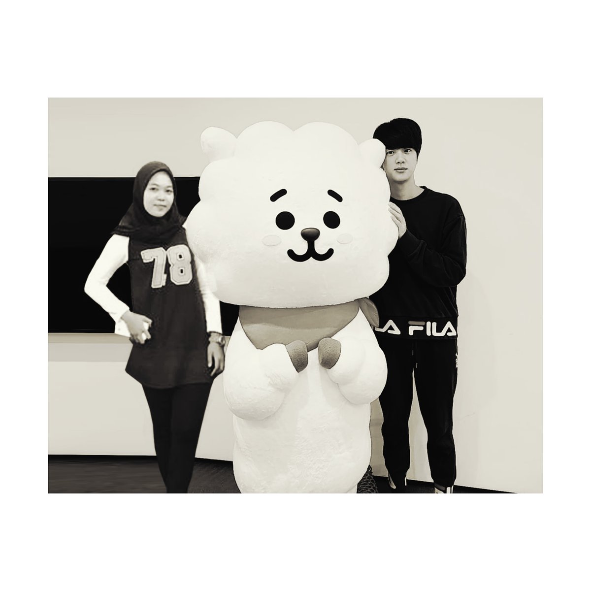 Uwiekimjin's tweet photo. ''Have confidence in your face from the moment you wake up in the morning.'' - Jin BTS
@BTS_twt
Happy weekend from Kimjin Family π€ππ€£
#kimseokjin #jin #jinbts #kimjin #worldwidehandsome #bts #army #BTS_twt #haluworld https://t.co/zqS23sCJvI