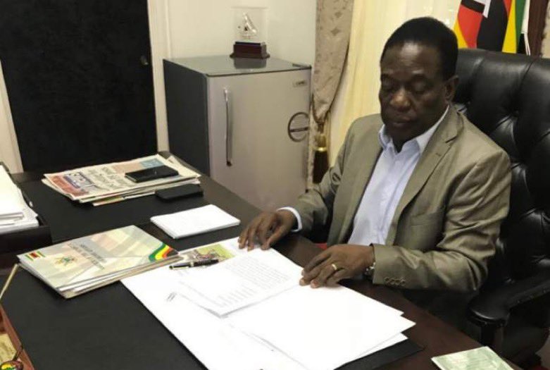 ali_naka's tweet photo. A Presidential desk is a reflection of the levels of CLARITY &amp; purpose of action. It reflects Leves of FOCUS https://t.co/F3P969hbiK