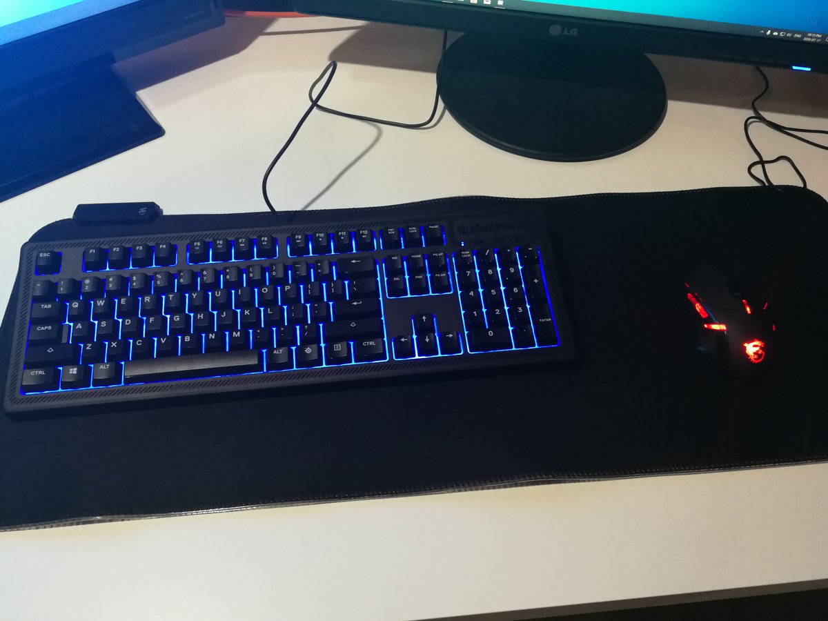 49percentchance's tweet image. New PC set up is done. #ConsoletoPC #letsgame