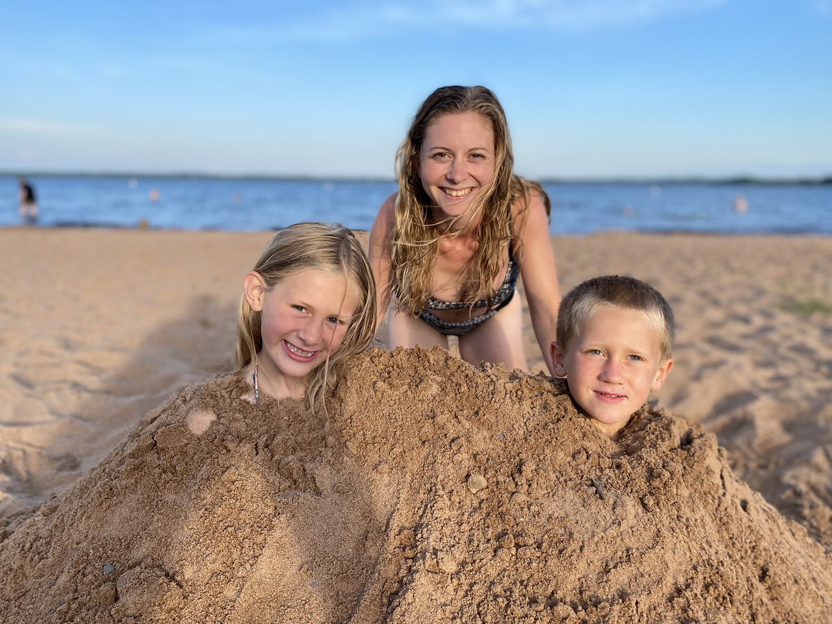 KT_Gardner91's tweet photo. Got away from the farm, and we beach bummed this evening! 🏖 #Balance #FridayNightFun #BeachLife #NWWisconsin https://t.co/4flzl9Bg9j
