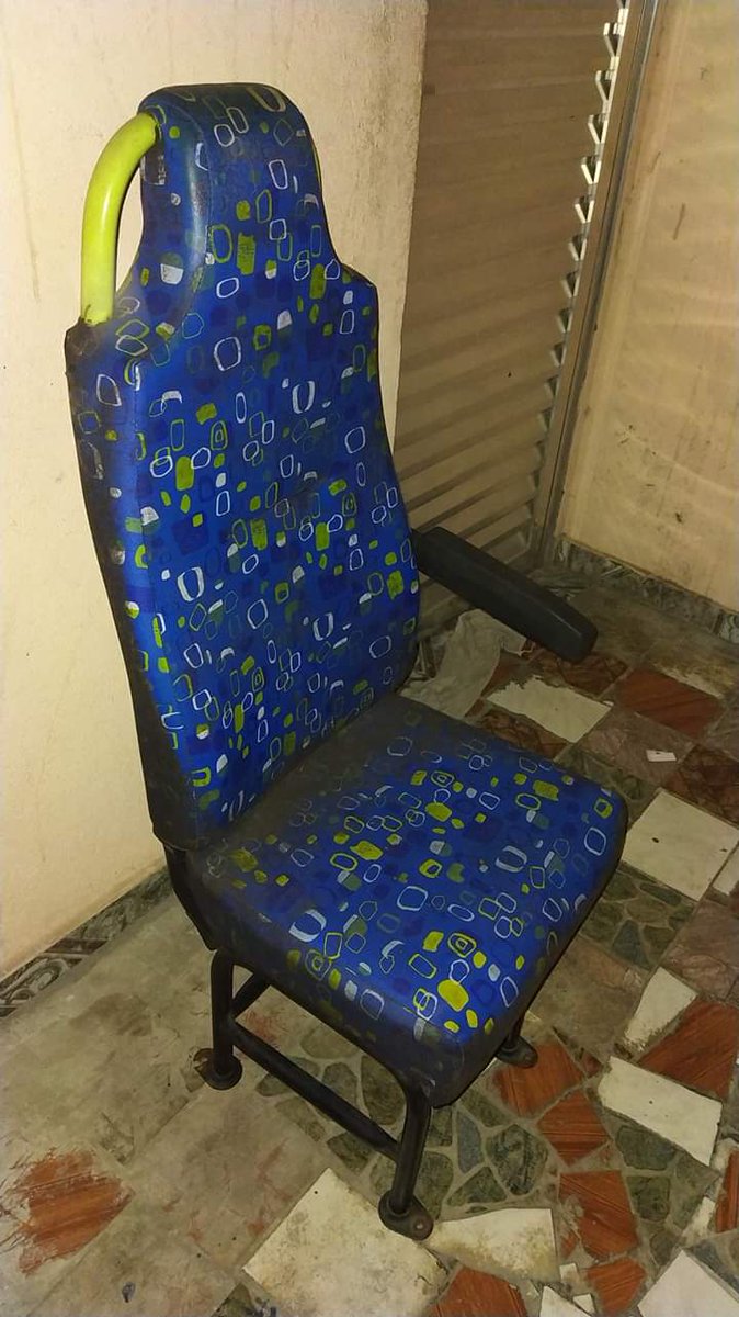 Qual objeto mais aleatório que vocês tem para vender ?

Me- Banco de Ônibus.