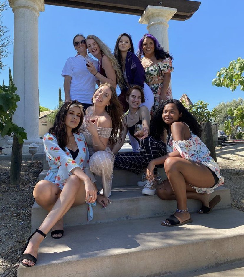KalyDanielle's tweet photo. My friends really know how to party 🖤 https://t.co/sBM0ntOzps