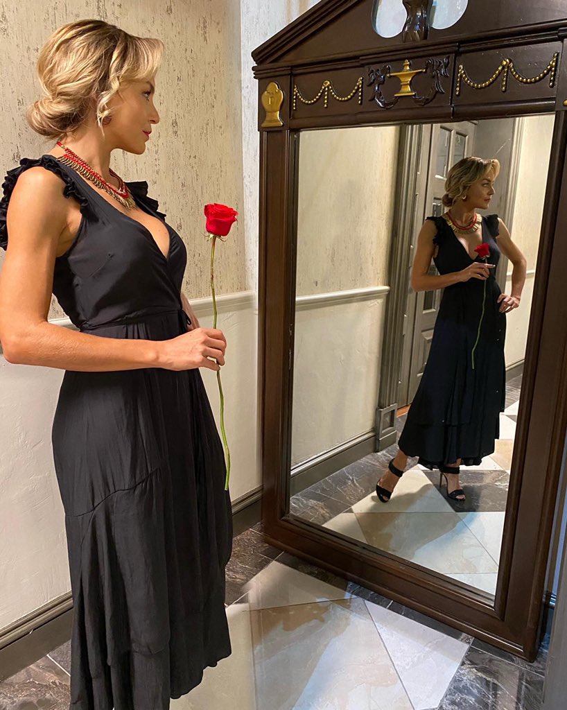 Anboy88's tweet photo. No es lo mismo el espejo que su reflejo, no es lo mismo ser que parecer. 🌹 https://t.co/jwNkH7tHk6