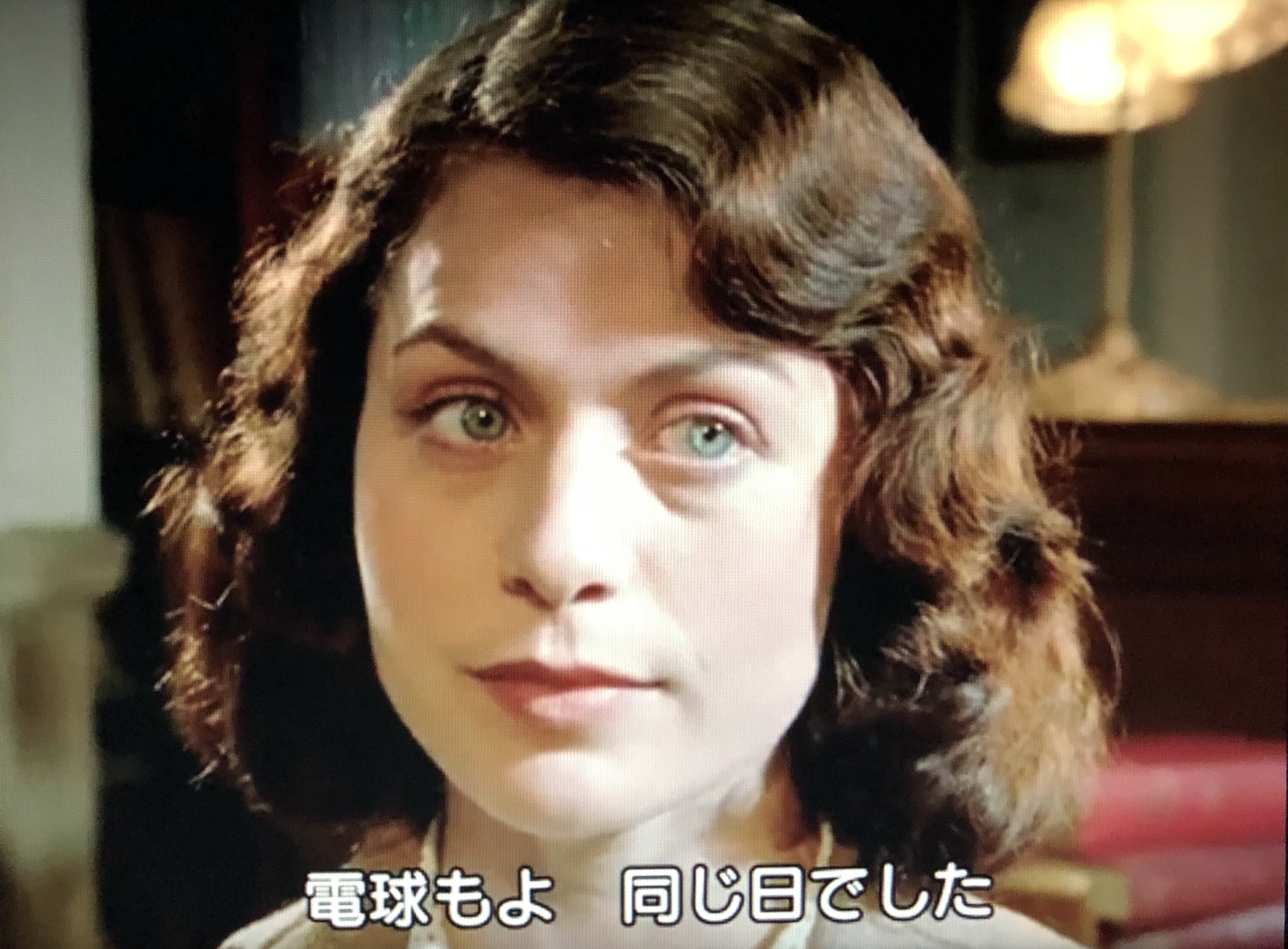 サエ En Twitter 名探偵ポワロ に いよいよワトソン君がお出まし グラナダホームズ初代ワトソン デビッド バーク 氏 未婚の貴族 のヘンリエッタことパリス ジェファーソンも出演 ポワロの ヒッコリー ロードの殺人 という回 バーク氏はこの新聞のシーン