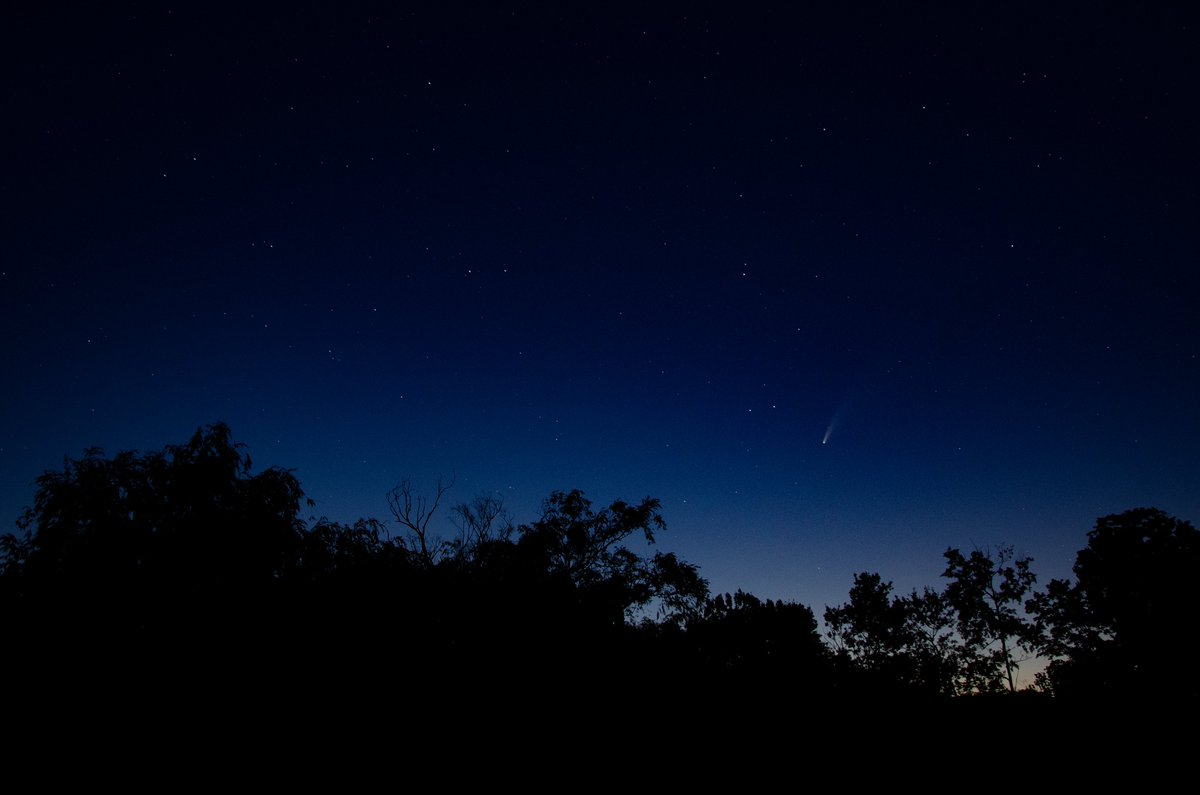PeterTWP's tweet photo. Comet NEOWISE over Weare,NH around 9pm. Beautiful evening. #NEOWISE @7News @WMUR9_Weather @deskon7 https://t.co/7uZXJBIS3a