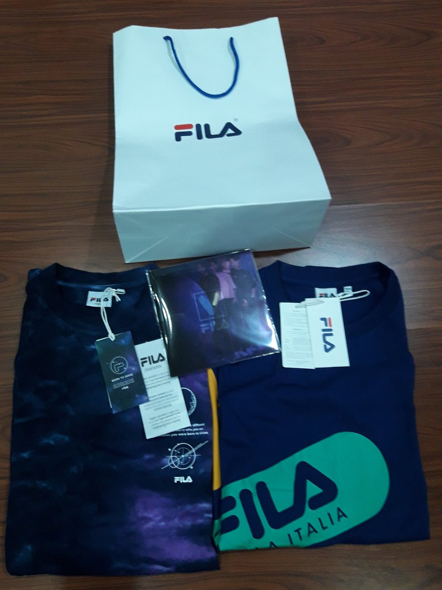 tuktikker002's tweet photo. BTSxFila ซื้อครบ 1,000 บาท แถม photobook พิกัด Fila Shop Cen world ชั้น2 บู้ทอยู่ตรงกลางแถวอิเชตันค่า เสื้อจกุกม่วง 1,590 เสื้อน้ำเงินป้าย 990 ตัวนี้มีส่วนลดอีกนะคะ
#ตลาดนัดบังทัน #ตลาดนัดรถไฟบังทัน
#VoyagerCollection #FILAXBTS
#FilaThailand @BTS_twt https://t.co/X6K0oBfYsv