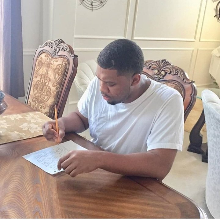 Vincent_capalot's tweet photo. In Deep Throught Writing ✍#Flashbackfriday #Malcolmj #FokizMusic #214Dat #OnlyTheBeginning https://t.co/gjDgQVszju