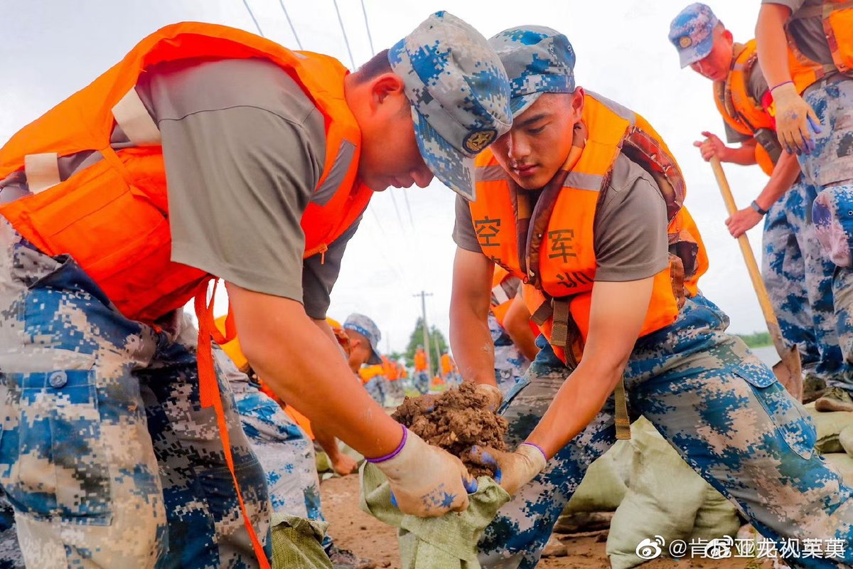 看着网上各地军民抗洪的视频，突然好心酸，很多当兵的还没我年龄大，就这样冲在抗洪一线。还有我许久未联系的武警哥们，不知你是否参与了救灾。望平安！
