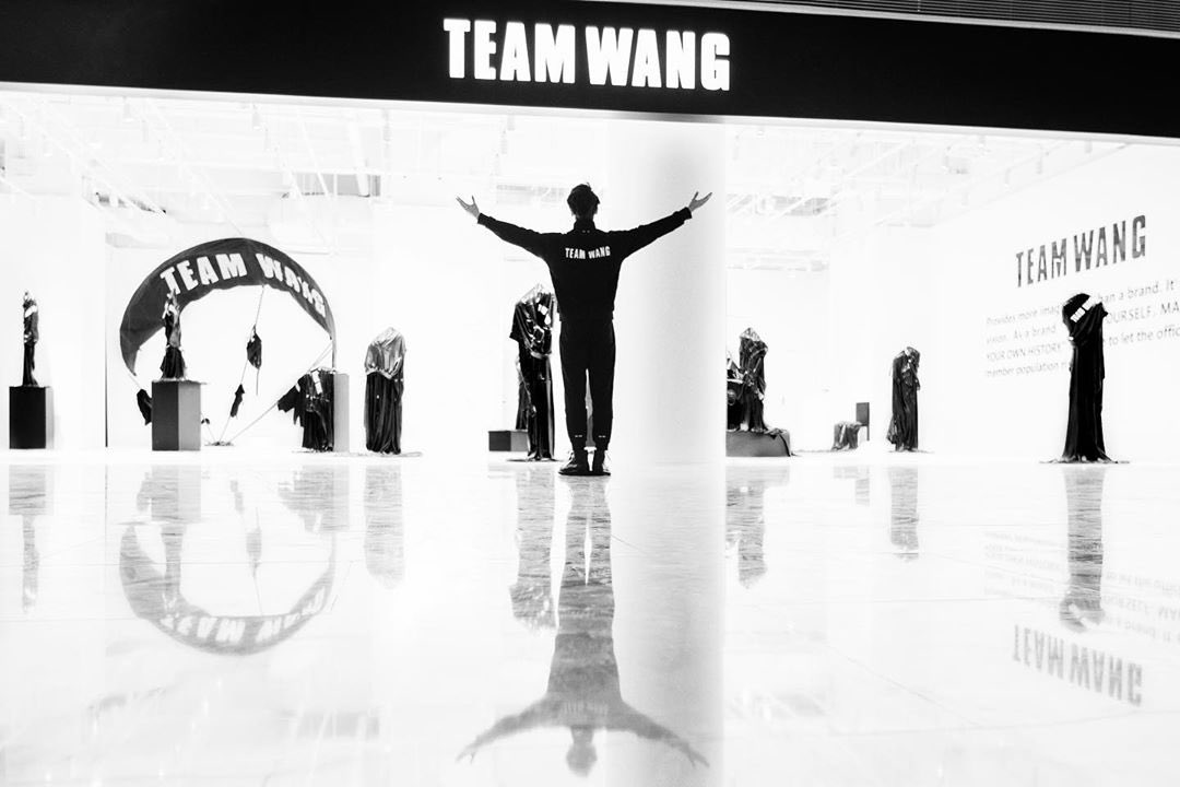 JacksonWGlobal's tweet photo. [#JACKSTAGRAM] 200718

“There is no perfect. but there is perfection in everyone’s standard. This is my current perfection. Every move we make is our satisfaction. This is our history.”

#TEAMWANGdesign #TEAMWANGtheoriginal #JacksonWang #王嘉尔 #잭슨 #TEAMWANG #GOT7 https://t.co/LFuVsxHZbw