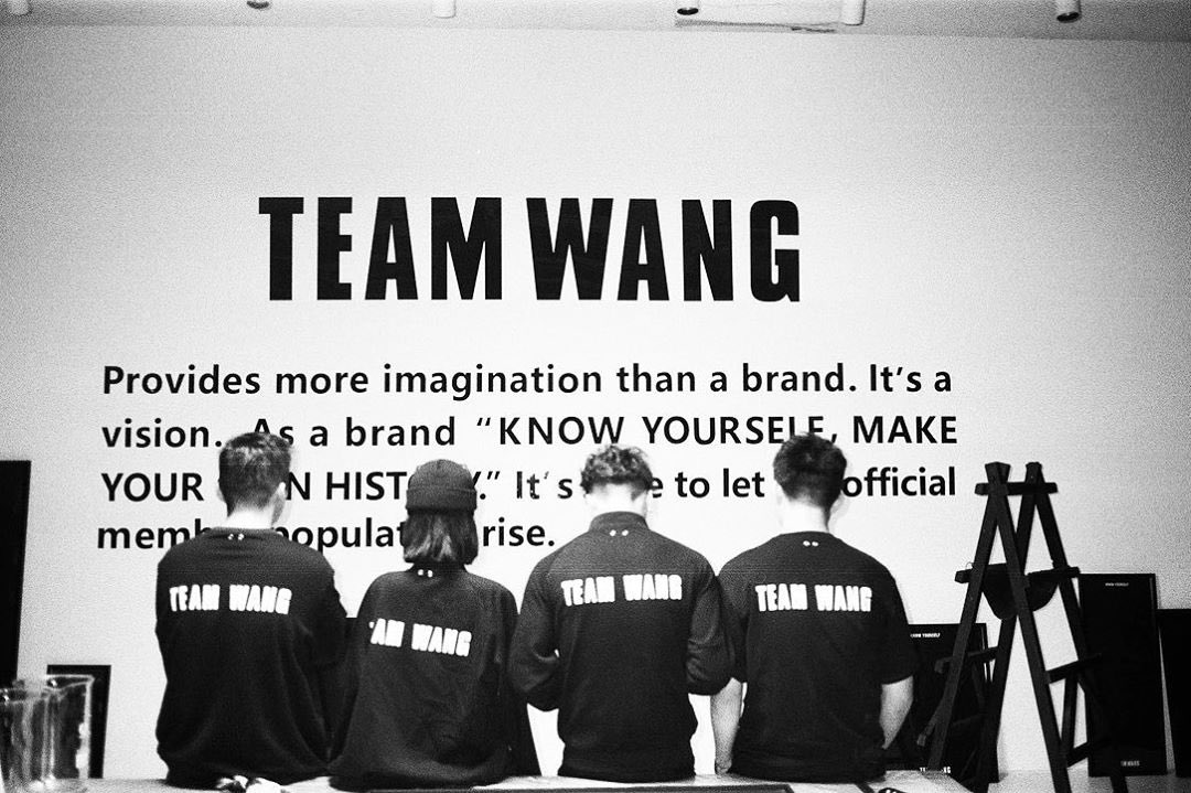 JacksonWGlobal's tweet photo. [#JACKSTAGRAM] 200718

“There is no perfect. but there is perfection in everyone’s standard. This is my current perfection. Every move we make is our satisfaction. This is our history.”

#TEAMWANGdesign #TEAMWANGtheoriginal #JacksonWang #王嘉尔 #잭슨 #TEAMWANG #GOT7 https://t.co/LFuVsxHZbw