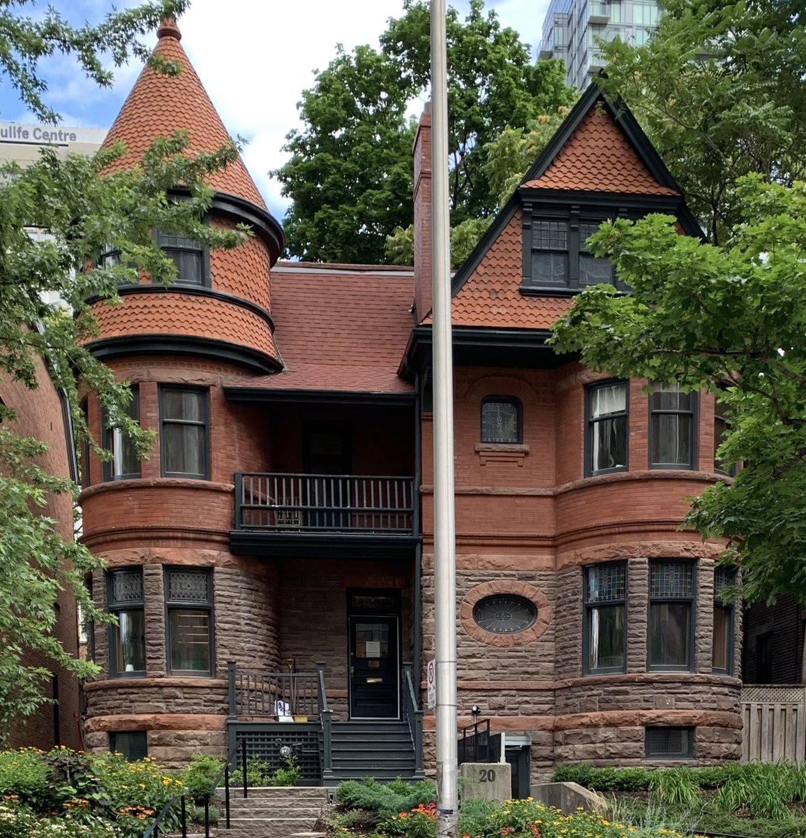 20 St. Joseph St, 1892, a very nice example of the Annex House style, Toronto’s hybrid of Richardsonian & Queen Anne. Architect TBD. 25/