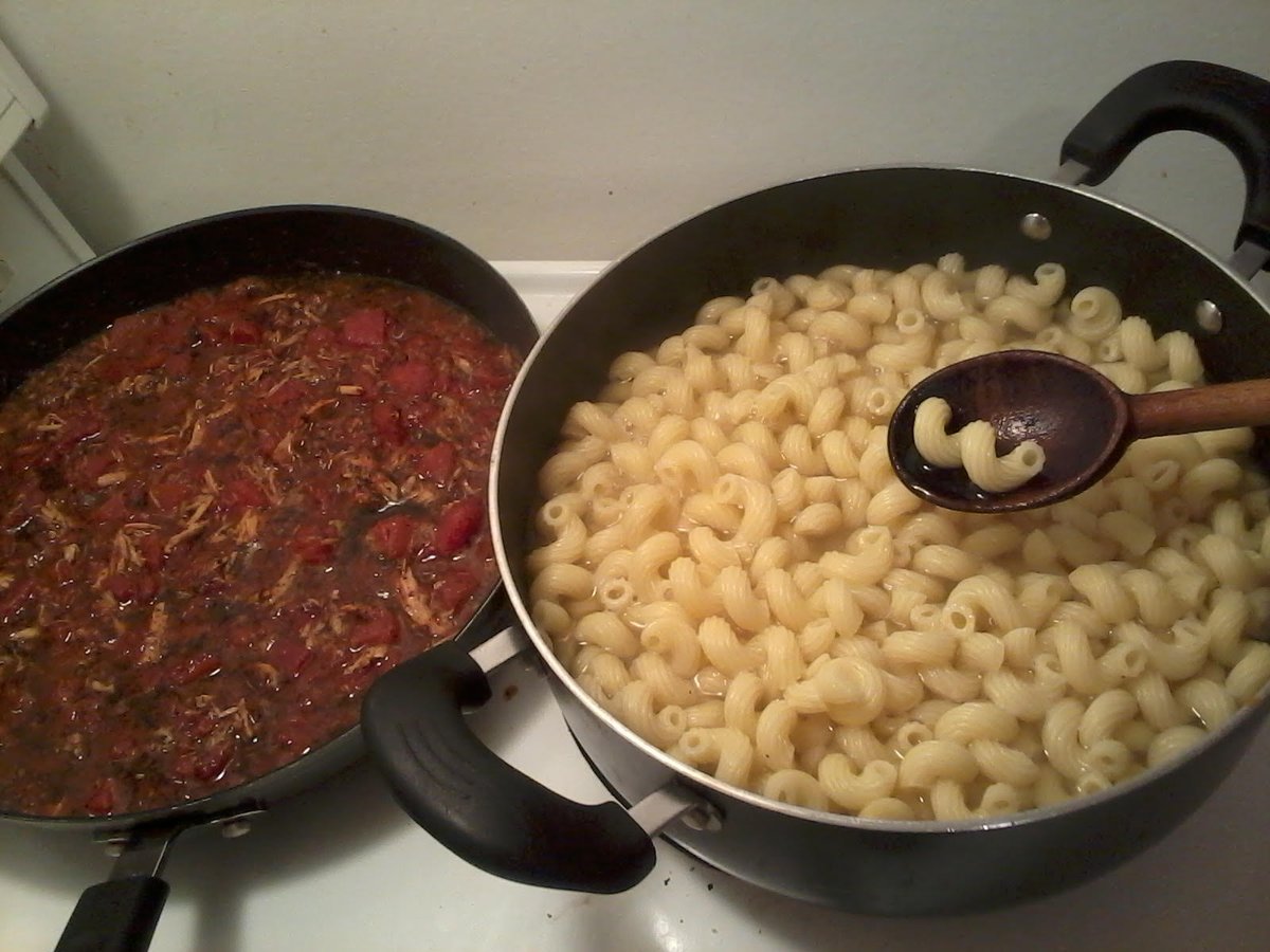 AilsaForshaw's tweet photo. I'm just making one of our favorite meals, which I lovingly call, Pass da Pasta - lol!

Is jam-packed full of #Basil
1 can of Diced Tomatoes, meat  if you have it, or want it Montreal Steak Spice 
Olive Oil, &amp; whatever 
#pasta you have around the house!🍝

https://t.co/9ySEvdffHa https://t.co/OC9kbRQX2s