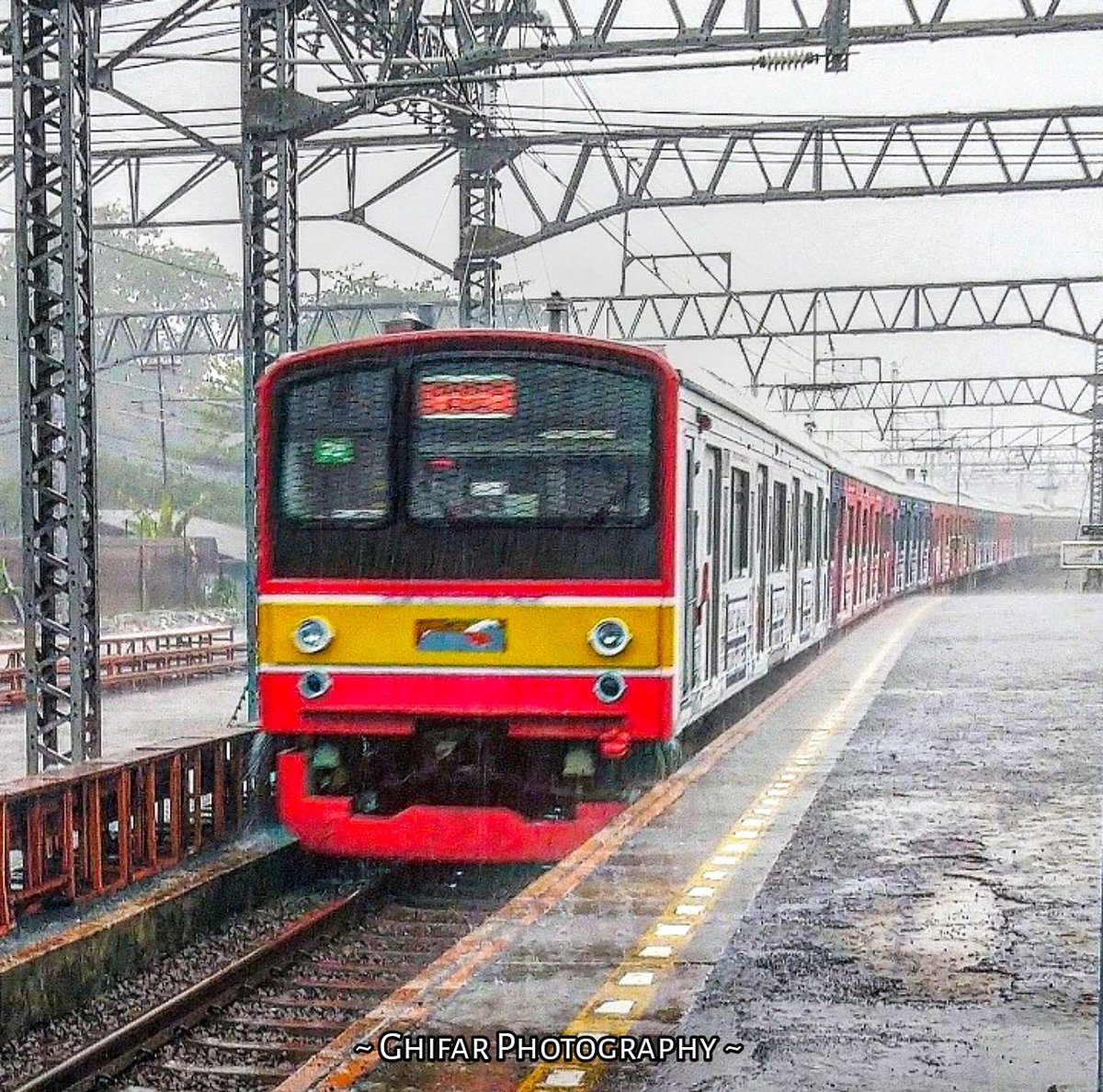 muhamadghifari_'s tweet photo. Mengikuti Tema Hari Sabtu Ini #terjanghujan
-
-
-
In Frame : JR 205 29(?) KeYo M15F Ex Musashino
Lokasi : Manggarai, Jakarta Selatan
#railfans #krlmania #comuter #keretaapi #keretaapiindonesia #JR205 #jr205series https://t.co/PdFzsvtVhh
