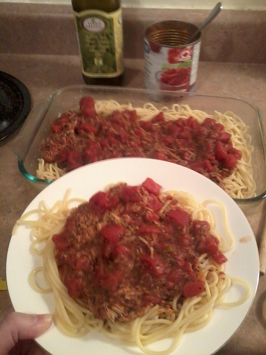 AilsaForshaw's tweet photo. I'm just making one of our favorite meals, which I lovingly call, Pass da Pasta - lol!

Is jam-packed full of #Basil
1 can of Diced Tomatoes, meat  if you have it, or want it Montreal Steak Spice 
Olive Oil, &amp; whatever 
#pasta you have around the house!🍝

https://t.co/9ySEvdffHa https://t.co/OC9kbRQX2s