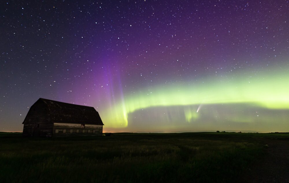 A once in a lifetime experience as #cometNEOWISE became enveloped by #AuroraBorealis 

SW, Manitoba 🇨🇦
July 13th

<a href="/aaronjayjack/">Aaron Jayjack</a> 

#NEOWISE