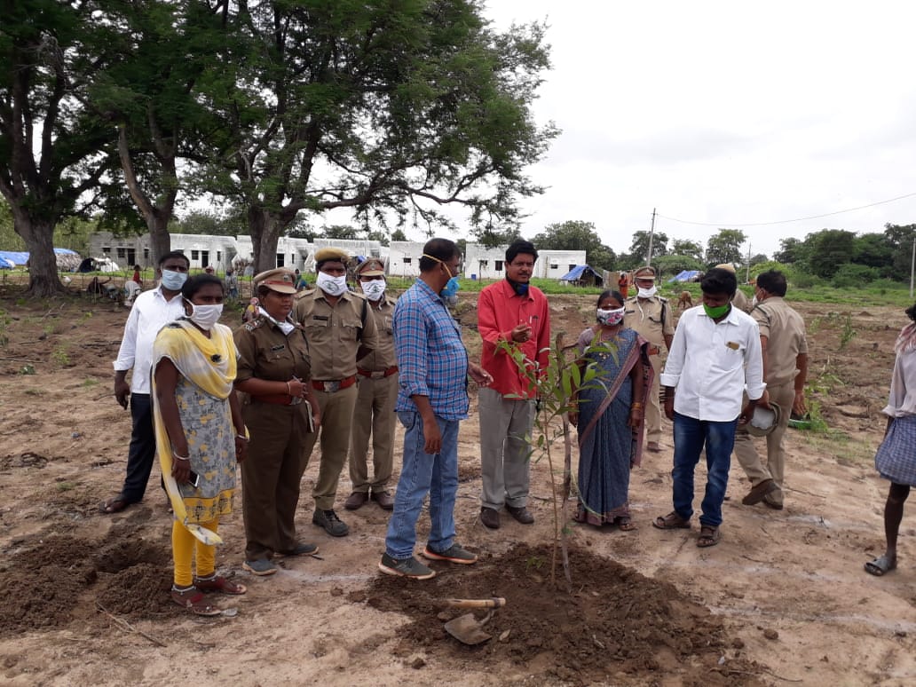 DFO_MBD_Forest's tweet photo. తొర్రూర్ మరియు పెద్దవంగర మండలాలలో పల్లె ప్రకృతి వనలను సందర్శించిన జిల్లా అటవీ శాఖాధికారి గారు, 
పిట్స్ తీసే విధానాన్ని, మొక్కలు నాటడం గురించి పూర్తి సలహాలను ఇవ్వడం జరిగింది. https://t.co/cvd0k1RoZC