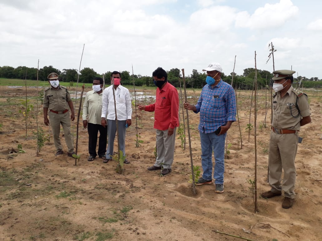 DFO_MBD_Forest's tweet photo. తొర్రూర్ మరియు పెద్దవంగర మండలాలలో పల్లె ప్రకృతి వనలను సందర్శించిన జిల్లా అటవీ శాఖాధికారి గారు, 
పిట్స్ తీసే విధానాన్ని, మొక్కలు నాటడం గురించి పూర్తి సలహాలను ఇవ్వడం జరిగింది. https://t.co/cvd0k1RoZC