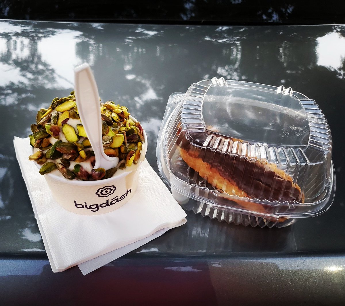 coologuy's tweet photo. Lotus flavor - which tasted like exotic graham cracker. Arabic ice cream has natural gum as a main ingredient and is very chewy and super tasty.
And of course Marie needs a chocolate eclair - ALWAYS!
#BigDash #MiddleEastern
#Desserts #Arabic #IceCream
#Richardson #Texas #Foodie https://t.co/jiFe3Zj3jn