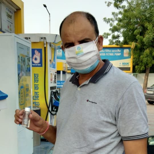BPCLRetailMtr's tweet photo. BPCL COCO #Bp35 Noida, Uttar Pradesh,continuing it's good work to create awareness on personal hygiene and distributing masks and hand sanitizer bottles to it's customers.
#SwachhBharatPakhwada2020
#IndiaFightsCorona https://t.co/ySVdXGAdGf