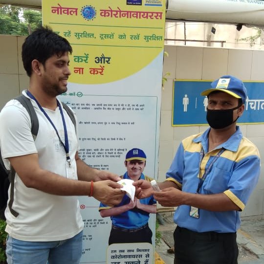 BPCLRetailMtr's tweet photo. BPCL COCO #Bp35 Noida, Uttar Pradesh,continuing it's good work to create awareness on personal hygiene and distributing masks and hand sanitizer bottles to it's customers.
#SwachhBharatPakhwada2020
#IndiaFightsCorona https://t.co/ySVdXGAdGf