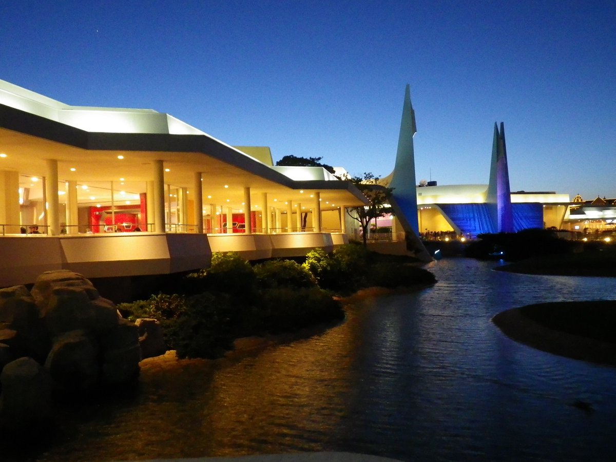 ダン アンドロイド On Twitter よく考えるてみると トゥモローランドに昭和が残る というのは妙な言い方ですね モノリス 写真右側の2本のシンボルタワー もそうですが 最近のt Lは古臭さを通り越して 一周回って レトロフューチャー的な良さが確実に出ている