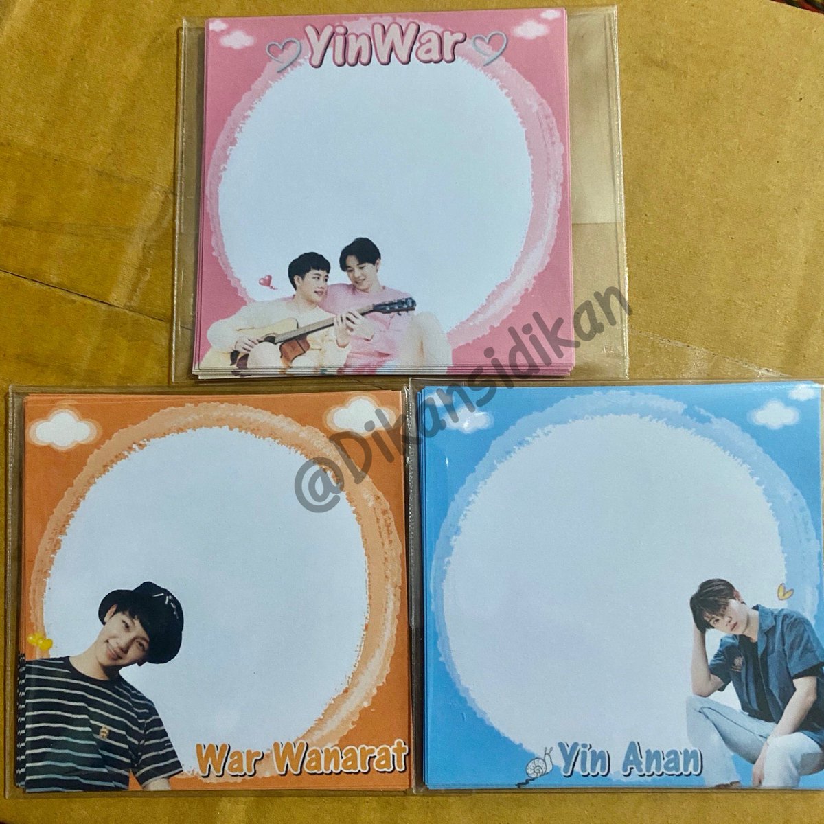 Dikansidikan's tweet photo. 📍แจกแก้บนบัตรมีต 1 📍
✅แจกกระดาษโน้ตลายหยิ่นวอร์ 4 คน คนละ 2 แพ็ค ✅
ในหนึ่งแพ็คจะมี 15 แผ่น มีครบทุกลาย 
✅กติกา รีทวิต+ ขอรูปหยิ่นวอร์ที่ชอบที่สุดคนละ 1 รูป + ติดแท็ก #หยิ่นวอร์ 
📍สุ่ม ผชด คืนนี้ 21.30น. 📍
❌ผชด รายงานตัวภายใน 20นาที ❌
✅จัดส่งฟรี ✅
#พี่วอร์ของพ่อวี https://t.co/VZoDhaATfl