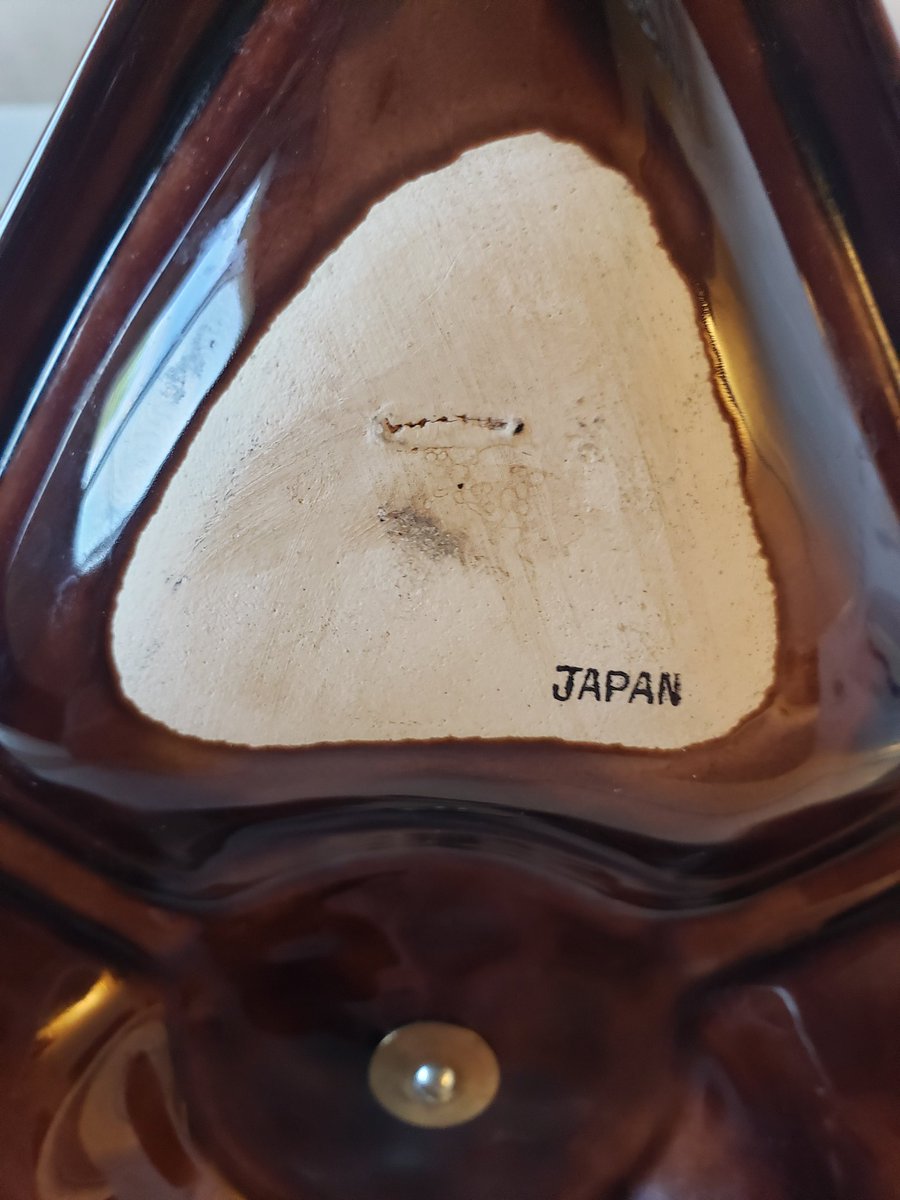 ConradKnauer's tweet photo. #ThriftShop #GeigerCounterFun
$7 triangular brown and yellow ceramic serving dish with metal center handle
~10" (25 cm) side
Marked "JAPAN"
Yellow 400 CPM #Uranium
And it glows in UV! https://t.co/26rDjVLpKb