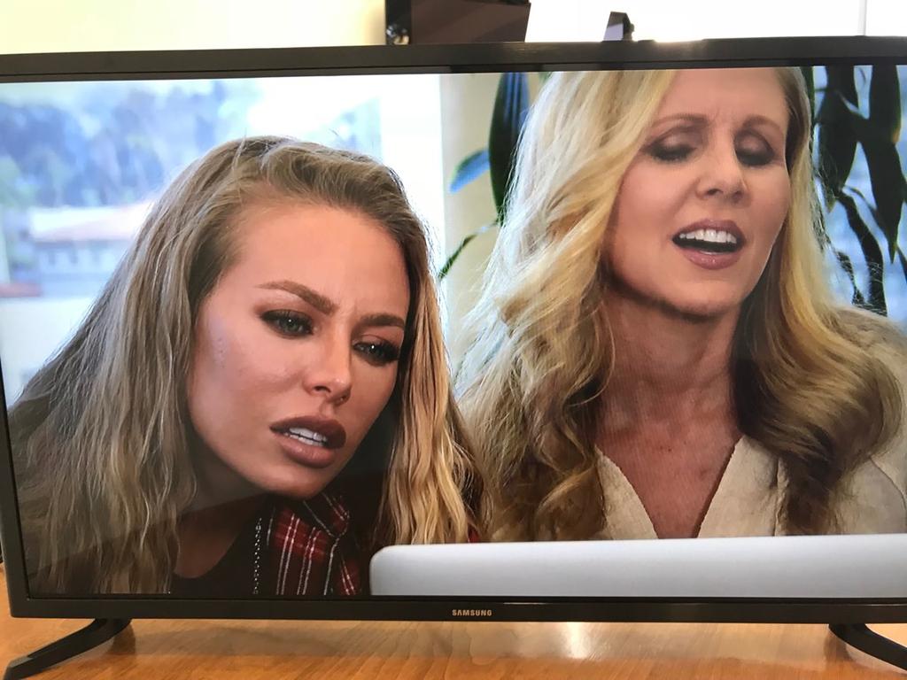 sairo_bscn's tweet photo. @XNicoleAnistonX @therealJuliaAnn 🤔Something told me to save this photo very well for the indicated day ...😉

@XNicoleAnistonX  I see that you are sorry, because you missed a great opportunity ..😜✌️

Here you two looking at the photos of that wedding ...💜☮🌱🤗 https://t.co/L1G3cl3Gps