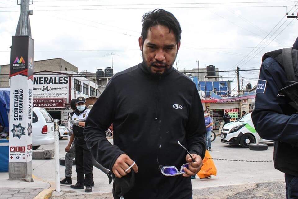 MiguelLuckie's tweet photo. #Alerta Moisés Rosas, compañero de El Heraldo de México fue brutalmente golpeado por la policía de Ecatepec e ilegalmente llevado al MP por documentar la detención de un vendedor de gas.
@ChumelTorres @DeniseMaerker @lopezdoriga  @lopezobrador_  no más indultos a la prensa https://t.co/7LFij6ARWR