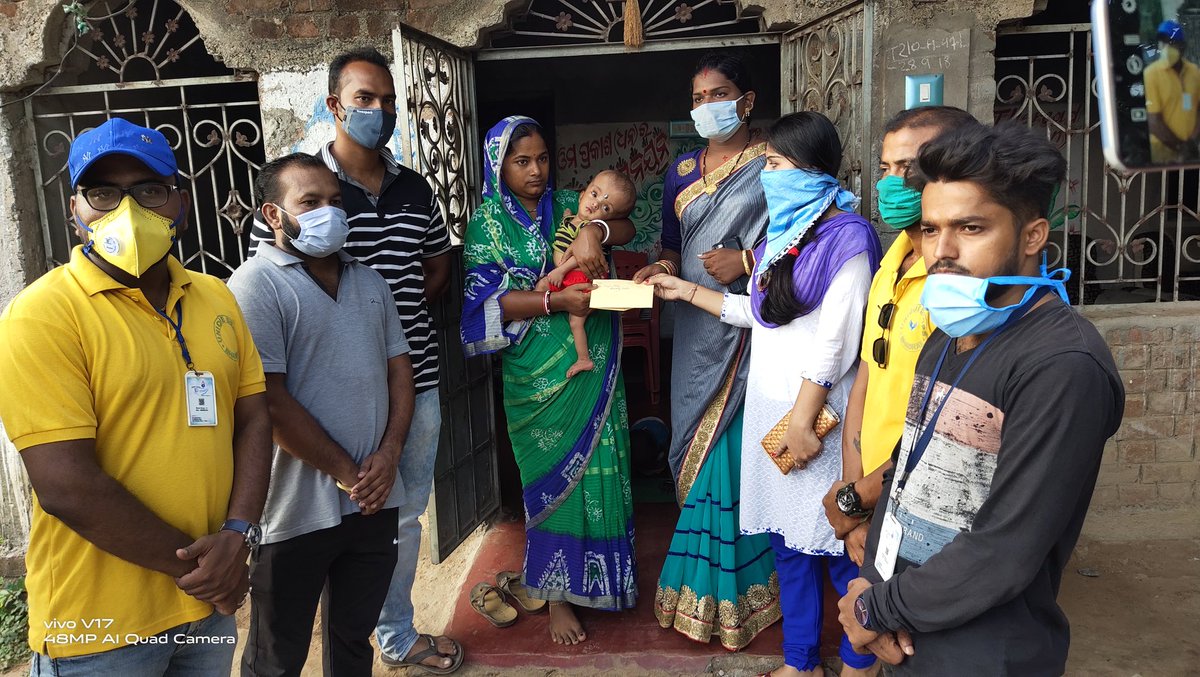 SanjaySanjuC3's tweet photo. We the members of #Unique_Drops family reached Saiprakash Dixit's home with a little financial help for the treatment of the 14 month old child &amp; requesting everyone to help them in this pandemic &amp; pray to Lord Jagannath for his sooner recovery🙏
@AnubhavMohanty_ @Naveen_Odisha https://t.co/Ve9996ITzh