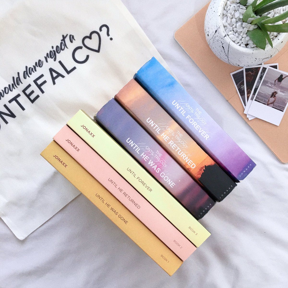 marymntefalco's tweet photo. my jonaxx books ✨ https://t.co/lOm24cP5FH