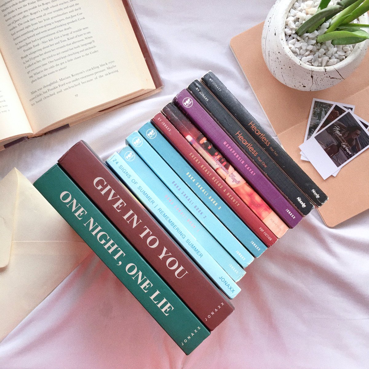 marymntefalco's tweet photo. my jonaxx books ✨ https://t.co/lOm24cP5FH