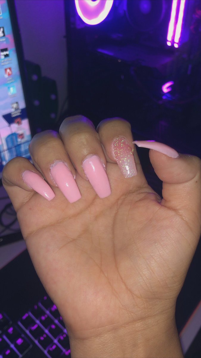 bwapayola's tweet photo. It’s kind of fucked up but my first time doing my own nails https://t.co/iMg2XiqggV
