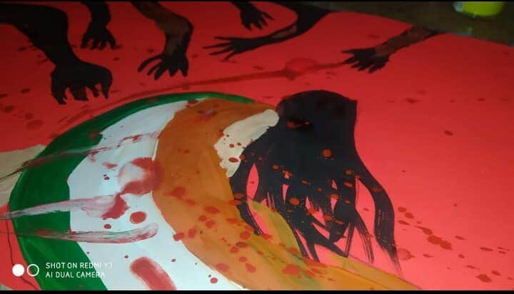 NirbhayPratap_'s tweet photo. #JUSTICE #FOR #REETA #SHAH 🙏 #THE #MOST #RESPECT #WORTHY #FIGURE #IS #MOST #SEVERLY #INSULTED #IN #OUR #COUNTRY (#RESPECT #HER) मर गई इंसानियत मगर इंसान जिंदा है, जिस्म को नोच खाने वाला वो शैतान जिंदा है। रोज एक द्रौपदी की लूटती है आबरू, आज भी कही न कही वो दुशासन जिंदा है। #HANG https://t.co/CuQmds33Be