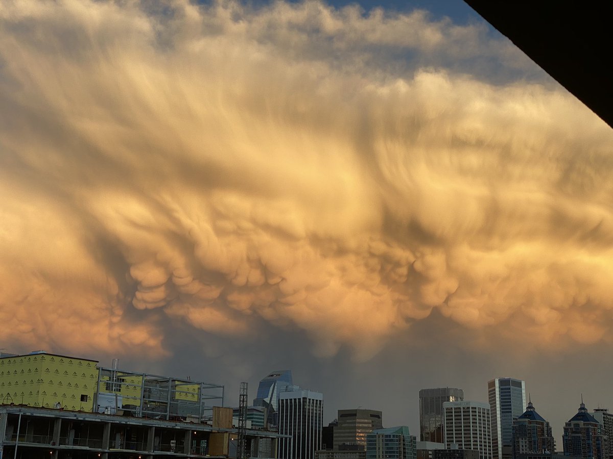 What is this type of Cloud formation over #downtownyyc called? #yycweather @CTVdavidspence