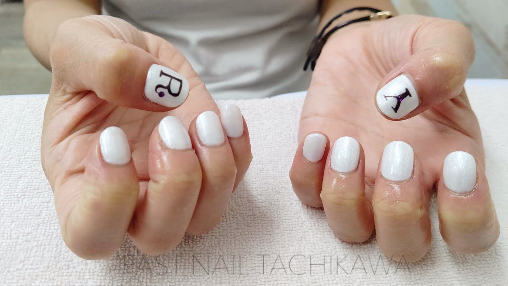Fast Nail 立川店 Pa Twitter 本日のお客様ネイル パールホワイトのワンカラーに手描きのイニシャルデザインを追加しています 手描きアートも承っておりまふので お気軽にご相談下さい またのご来店心よりお待ち申し上げております ネイル ファストネイル