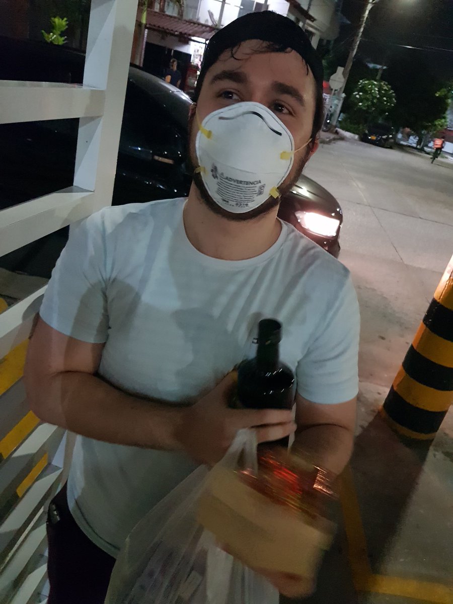 McCorreav's tweet photo. Aunque estemos en pandemia, él me dijo que este día no lo podíamos dejar pasar por alto... Entonces me invitó a una cena virtual (él trajo todo a mi casa). Yo desde mi casa y él desde la suya.
¿Qué más le pido a la vida si con él lo tengo todo? 😭❤ https://t.co/THNjYbmwLc