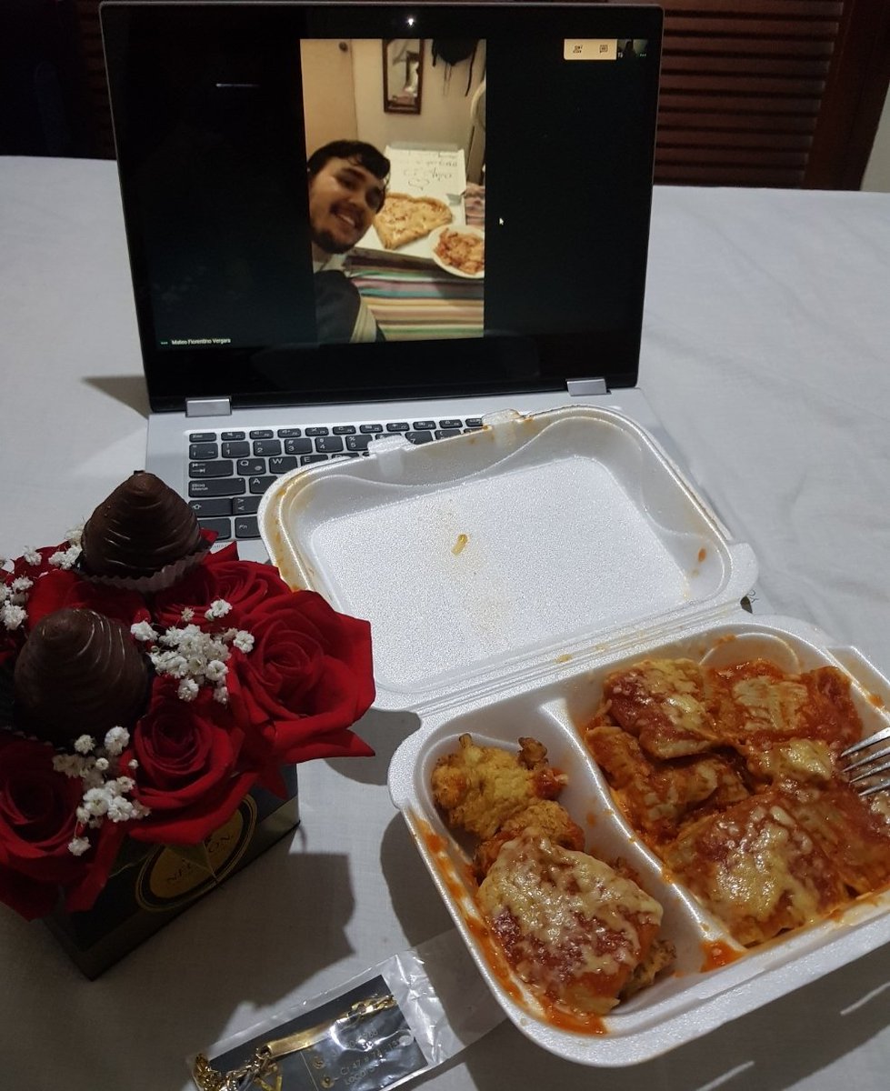 McCorreav's tweet photo. Aunque estemos en pandemia, él me dijo que este día no lo podíamos dejar pasar por alto... Entonces me invitó a una cena virtual (él trajo todo a mi casa). Yo desde mi casa y él desde la suya.
¿Qué más le pido a la vida si con él lo tengo todo? 😭❤ https://t.co/THNjYbmwLc