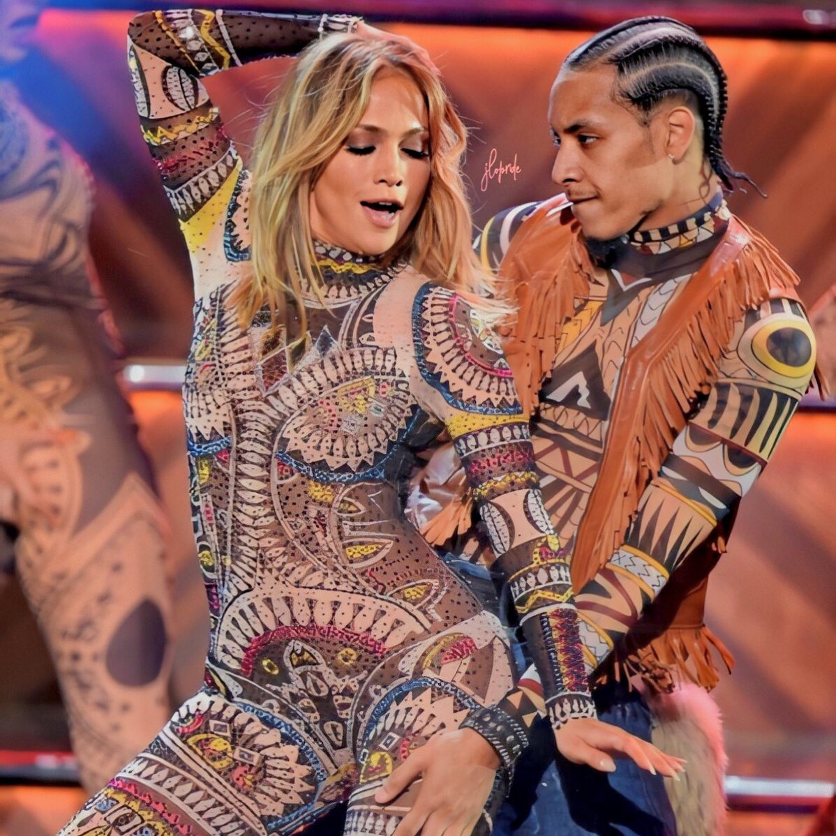 jlopridde's tweet photo. a true performer @JLo  #AMA2015 🔥 https://t.co/7lLWAbLA88
