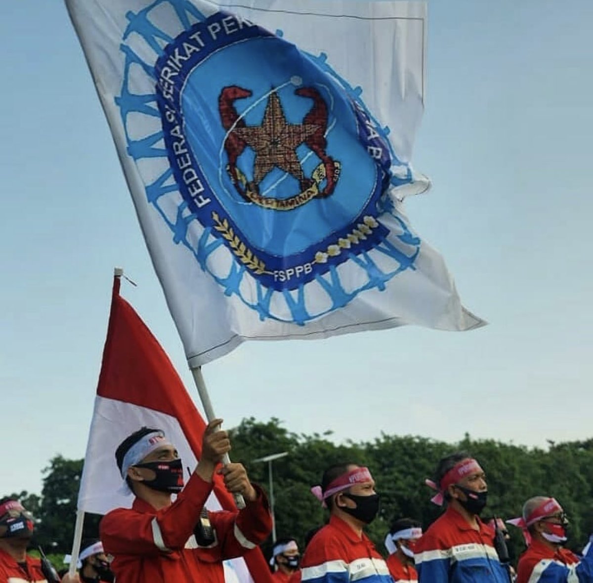 KAMI TAK KAN BERHENTI, karena kedaulatan energi harga mati.
17 Juli 2020 Pertamina RU2 adakan doa bersama #tolakipopertamina 

#savepertamina
Kita harus
#tolakipopertamina
Kenapa? 
Karena #pertamina adalah milik rakyat indonesia
•••
•••