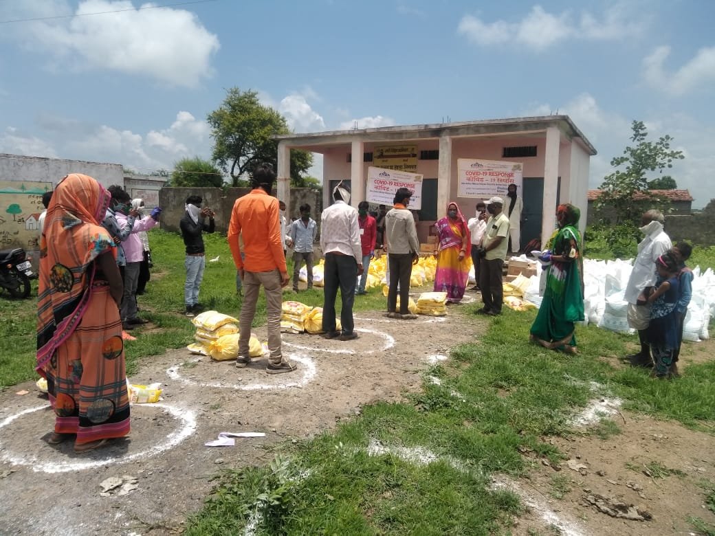CASA_India's tweet photo. Persistent with our efforts to support the affected, CASA in collaboration with local partner Nav Ankur Manav Kalyan Sansthan, distributed dry ration kits among 100 migrant worker families of Sehore District, #MadhyaPradesh as part of the #CoViD19Response 
#casainaction https://t.co/uoSiN2dx93