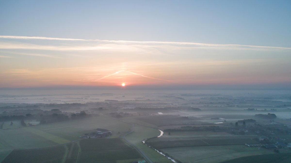 AbDonkerFoto's tweet photo. Licht nevelige zonsopkomst in het Rivierengebied #Buurmalsen #linge #korne @Talpaweer @OmroepGLD @Lingestreek @onwukaa @lauravanderblij @BrittaVG @reinoutvandenborn  @jordiweerman @WBetuwe @SRC_FM @pietsweer @DeGelderlander @NoodweerBenelux @koetjong https://t.co/LCq1MiygBQ