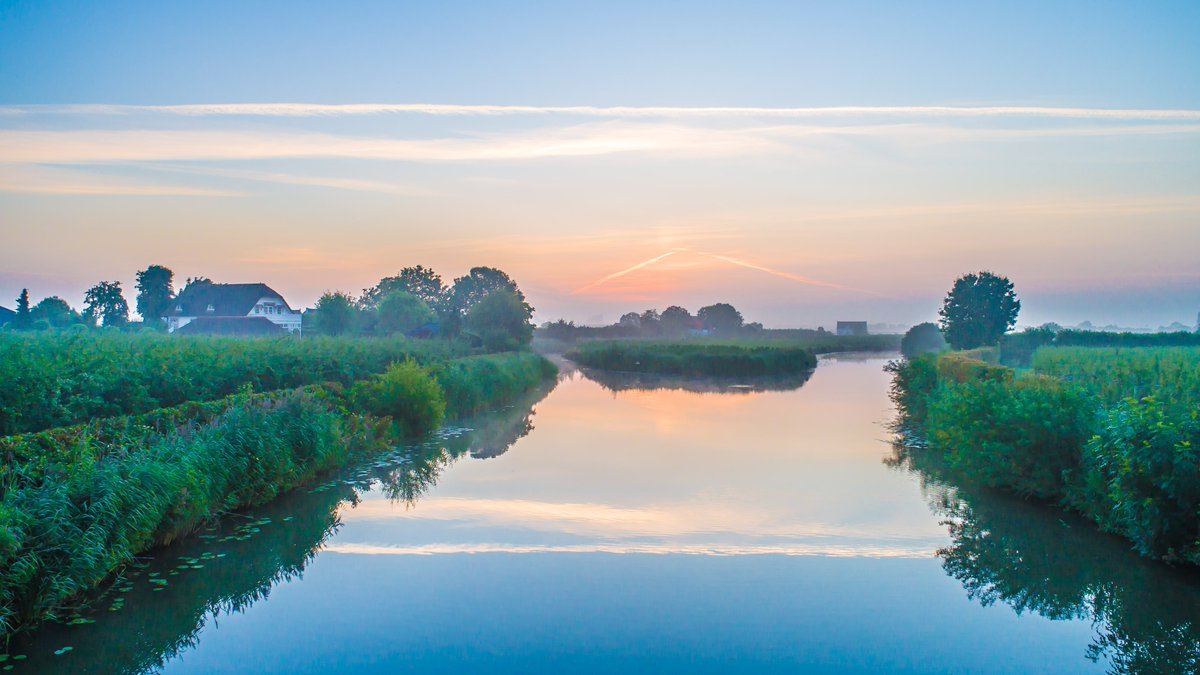 AbDonkerFoto's tweet photo. Licht nevelige zonsopkomst in het Rivierengebied #Buurmalsen #linge #korne @Talpaweer @OmroepGLD @Lingestreek @onwukaa @lauravanderblij @BrittaVG @reinoutvandenborn  @jordiweerman @WBetuwe @SRC_FM @pietsweer @DeGelderlander @NoodweerBenelux @koetjong https://t.co/LCq1MiygBQ