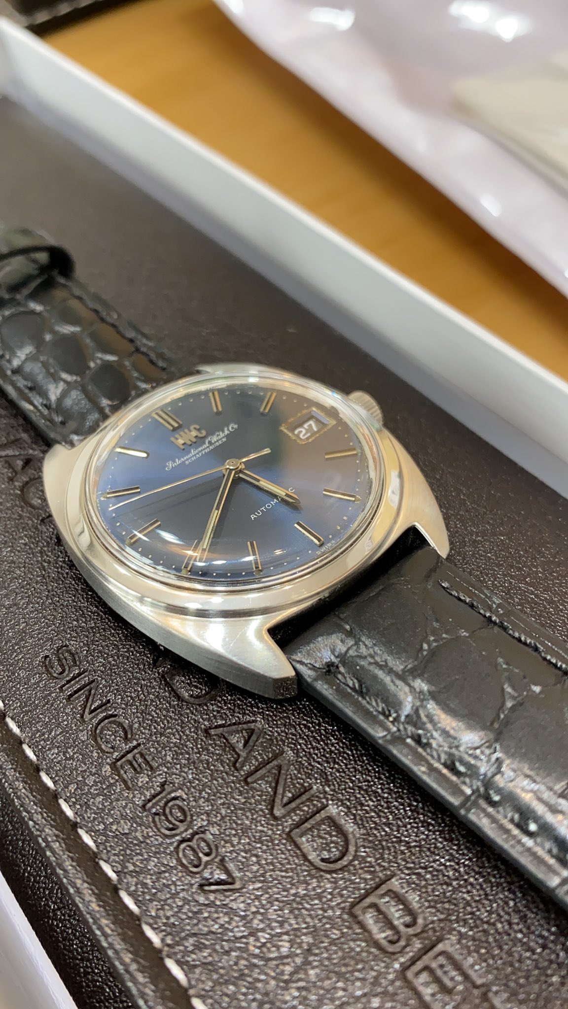 The Watch 911 Mika 70年代のインターが来ました 状態すごく良いです めっちゃ綺麗 ケースサイズは男性も女性も可能なサイズ感です 是非直接見てほしい時計ですね 70年代 オールドインター Iwc ウォッチ911 Youtube