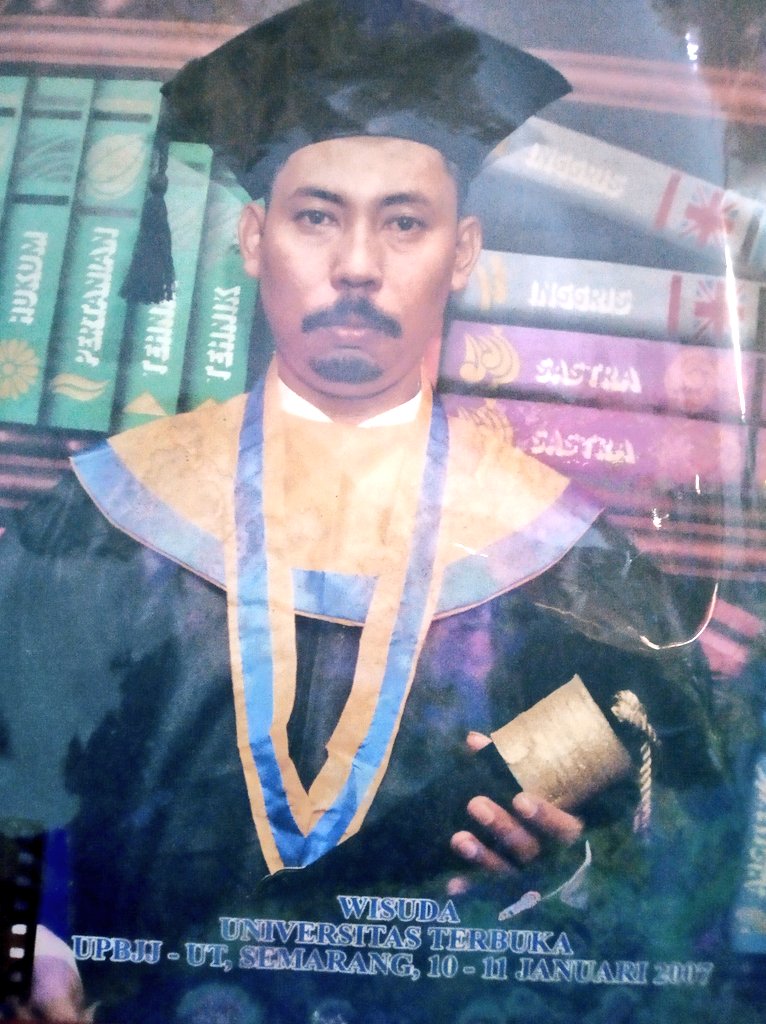 FidaWn's tweet photo. Kami sangat merindukanmu pak. Sangat amat merindukanmu. Banyak cerita yang ingin ku sampaikan hanya sekedar berkeluh kesah berbagi kisah tentangku. Dunia terasa mencekam tanpamu, ada banyak warna warni yang kutemui tetapi hidup terasa abu2 😢
Alfatihah.. https://t.co/bJv83RXkQM