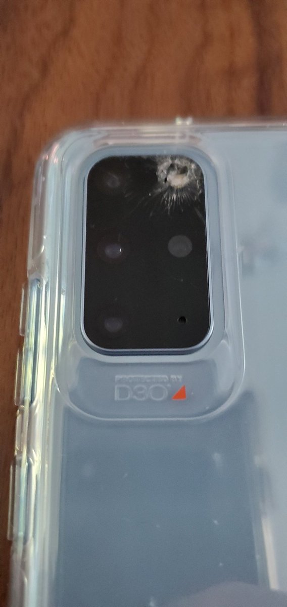 Flatbrok3's tweet photo. This sucks, I've used your cases on my other phone. Brand new phone and case today. Slips out of my hand falls flat on its back, but this still happened. #samsungs20 #newphoneblunders #d30gear #phonedrop https://t.co/PQ8LZCyW6a