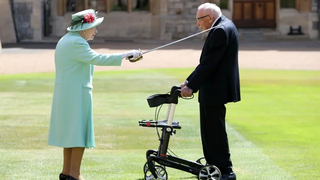 BraulioJatarA's tweet photo. Reina Isabel usando espada de su padre Jorge VI, inviste como "caballero"a Sir Tom Moore, ciudadano británico de 100 años, quien recaudó más de 40 millones de dólares para el sistema de salud que combate con el Covid- 19 en Inglaterra. Su edad, su gesto, su logró son ejemplos. https://t.co/gozUtqdOIn