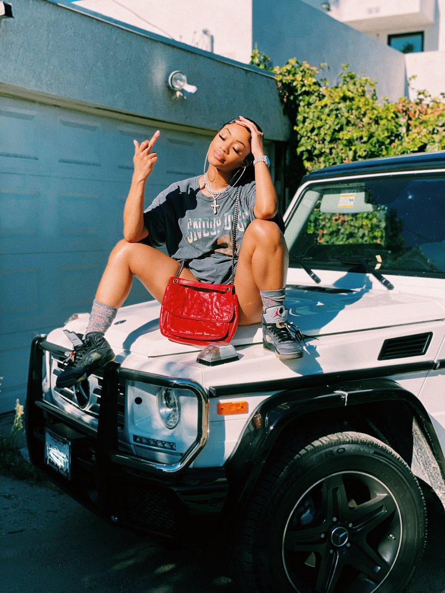 Saweetie's tweet photo. icy from my lips to my fingers to my toe nailsss 💋 https://t.co/FfBnYpFH2c