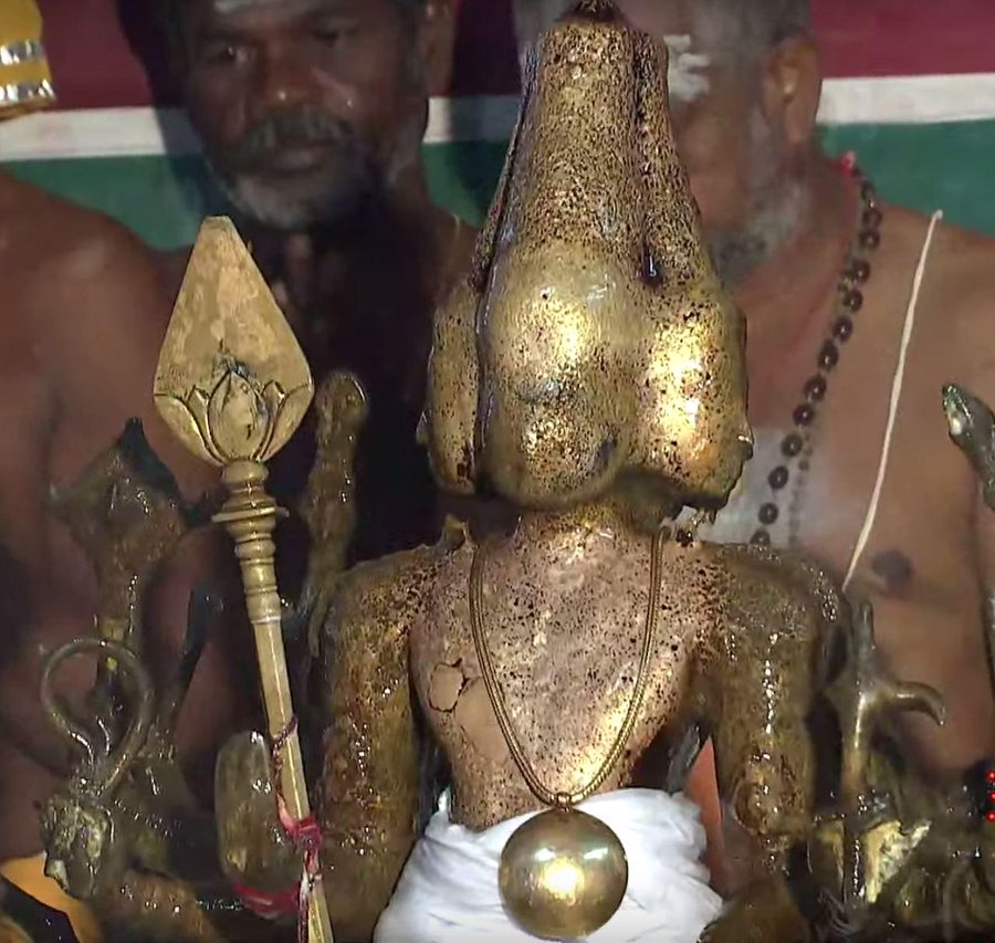 தமிழ்க் கடவுள் முருகன் மேல் பாடப்பட்டுள்ளSanskrit கலந்த, கந்த சஷ்டிக் கவசம்= மொத்தம் 6!தெரியுமா துதிப்போர்க்கு/ குதிப்போர்க்கு?:)*இன்று Music பிரபலமாகி விட்ட கவசம், செந்தூர் மீதானது! *அது தவிர, இன்னும் 5 கவசங்கள் உள்ளன!ஆனால் 1 கவசமும், கருவறைக்குள் போக முடியாது!NO ENTRY!